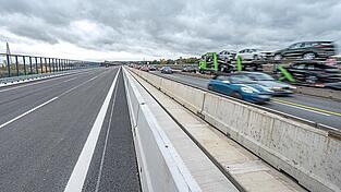 Mit dem Einbau des Lärmschutzbelags wird der sechsstreifige Ausbaus der A 3 bei Regensburg abgeschlossen.