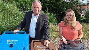 Landrat Christian Nerb und Abfallberaterin Katharina Spreider präsentieren die neuen taktilen Mülltonnenaufkleber. Diese lassen sich einfach und schnell auf den Abfallbehältern anbringen. Landrat Christian Nerb und Abfallberaterin Katharina Spreider präsentieren die neuen taktilen Mülltonnenaufkleber. Diese lassen sich einfach und schnell auf den Abfallbehältern anbringen.