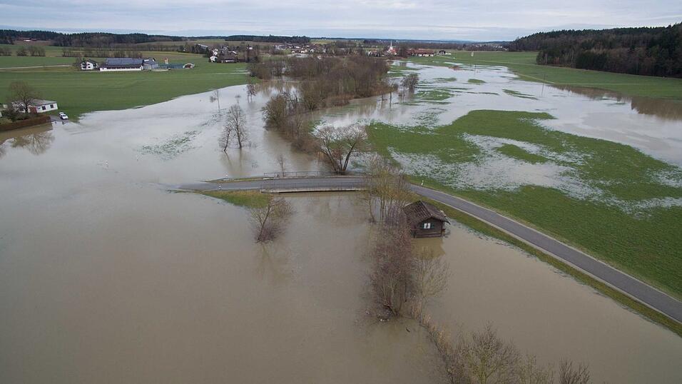 Durch den anhaltenden Regen und die Schneeschmelze war die Vils am Freitagmittag an einigen Stellen bei Vilsbiburg und Gerzen &uuml;ber die Ufer getreten. Einige Strassen waren somit nicht mehr passierbar und mussten gesperrt werden.