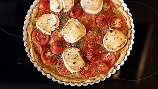 Französische Ziegenkäse-Tomaten-Tarte: Ein herzhaftes Gericht für den Sommer.