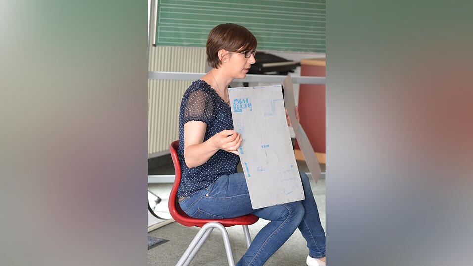 Sehr interessiert hörten die Viertklässler der Grundschule Neukirchen den Erzählungen der Straubinger Redakteurin Tanja Pfeffer zu. Lena Eibl, Praktikantin in der Jugendredaktion, hielt die Schulstunde in Bildern fest. Sehr interessiert hörten die Viertklässler der Grundschule Neukirchen den Erzählungen der Straubinger Redakteurin Tanja Pfeffer zu. Lena Eibl, Praktikantin in der Jugendredaktion, hielt die Schulstunde in Bildern fest.