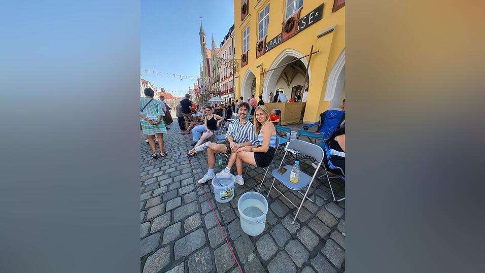 Die Ansitzer haben nicht nur k&uuml;hle Getr&auml;nke f&uuml;r sich dabei, sondern auch Wassereimer zum Abfrischen f&uuml;r die Mitwirkenden. Quelle: Sigrid Zeindl&nbsp;
