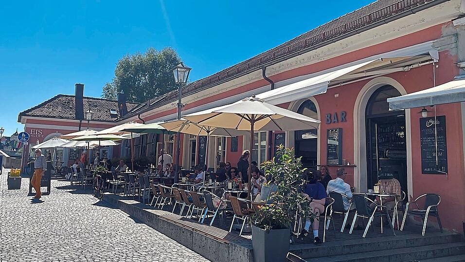 Das La Strada in Stadtamhof (rechts) ist nicht nur untertags bei sonnigem Wetter beliebt. Doch das Lokal soll Ende des Jahres schließen. Die Spitalstiftung wollte den Pachtvertrag mit der Betreiberin Banu Tekkeci nicht verlängern. Die Hintergründe sind unklar. Das La Strada in Stadtamhof (rechts) ist nicht nur untertags bei sonnigem Wetter beliebt. Doch das Lokal soll Ende des Jahres schließen. Die Spitalstiftung wollte den Pachtvertrag mit der Betreiberin Banu Tekkeci nicht verlängern. Die Hintergründe sind unklar.
