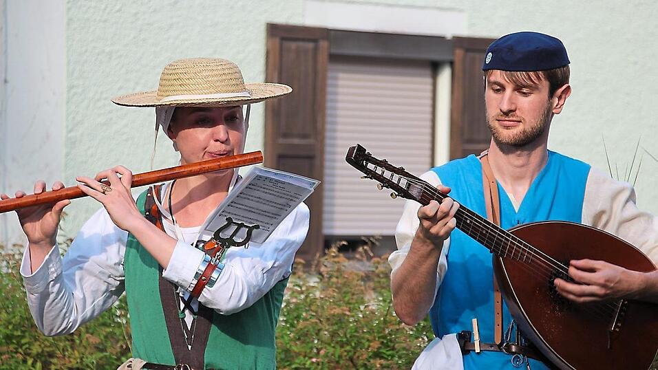 Bei der Erlebnisf&uuml;hrung 'Ritter, Drachen und ein Gaumenschmaus': Annika Bosek spielt auf der Renaissance-Traversfl&ouml;te und Korbinian Gro&szlig; schl&auml;gt die Laute. Unter dem Namen 'Crescamus' verdichten sie die Atmosph&auml;re in der Drachensticharena zum historischen Festzug am Sonntag