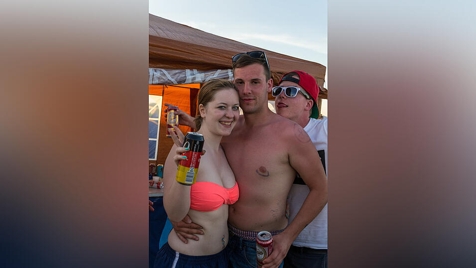 Ein Streifzug durch das Campinggelände: Trotz heißer Temperaturen sind die Festivalbesucher bestens gelaunt. (Foto: Susanne Raith) Ein Streifzug durch das Campinggelände: Trotz heißer Temperaturen sind die Festivalbesucher bestens gelaunt. (Foto: Susanne Raith)