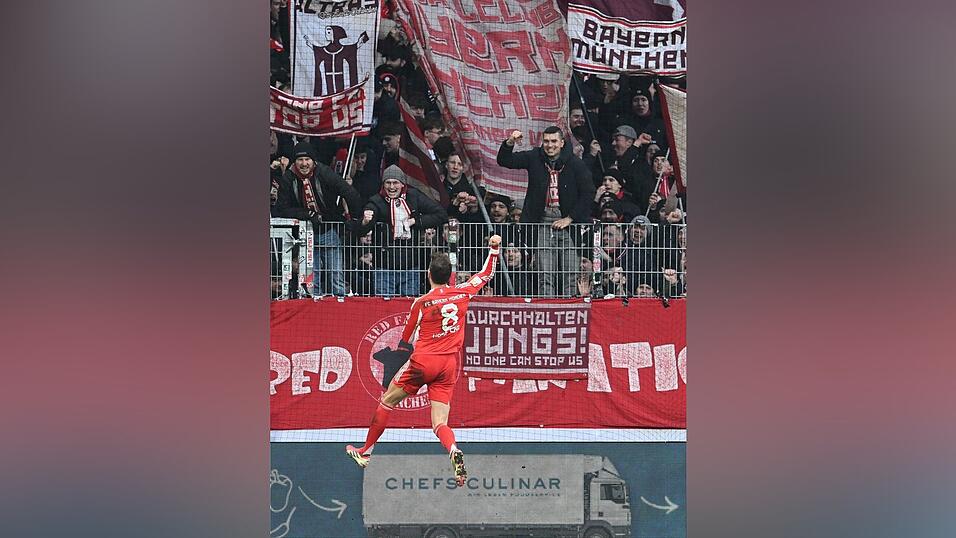 Leon Goretzka jubelt &uuml;ber sein Tor in Bremen.