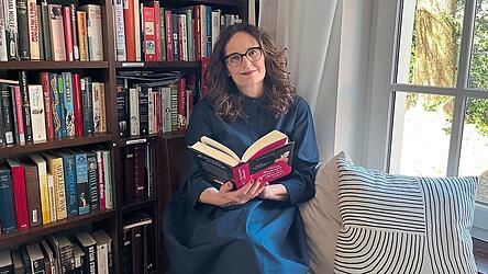 Die Autorin Michaela Karl mit ihrer neuen Biographie &uuml;ber Elsa Schiaparelli.