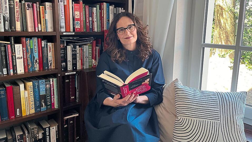 Die Autorin Michaela Karl mit ihrer neuen Biographie &uuml;ber Elsa Schiaparelli.