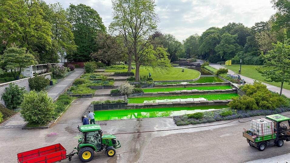 In Hamburg war unter anderem das Wasser von Springbrunnen des Parks Planten un Blomen mit grüner Farbe gefärbt. In Hamburg war unter anderem das Wasser von Springbrunnen des Parks Planten un Blomen mit grüner Farbe gefärbt.