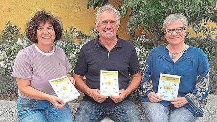 Die beiden Hauptverantwortlichen Claudia Baron (links) und Sandra Bachmeier stellten mit B&uuml;rgermeister Bernhard Grundner das diesj&auml;hrige Sommerferienprogramm der Gemeinde S&uuml;nching vor.