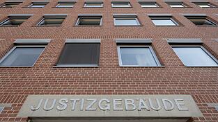 Ein Familienvater hatte aus Besitzdenken auf seine Ehefrau eingestochen. Daf&uuml;r bekam er lebenslang - das Urteil ist nun rechtskr&auml;ftig.