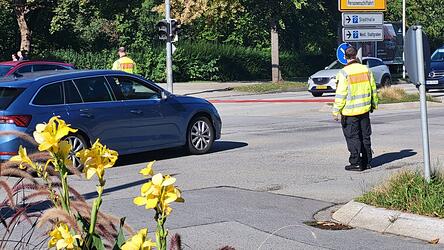 Ampel aus, Polizeibeamter vor: In Deggendorf wurde der Verkehr am Wochenende an den drei Hauptkreuzungen h&auml;ndisch geregelt.