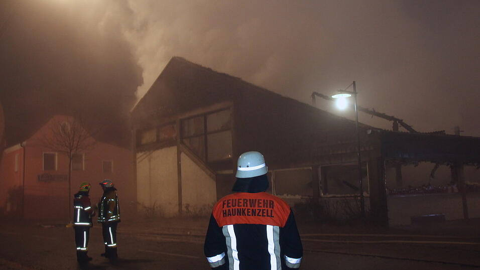 Die Kultdisko Penker in Ascha ist am frühen Mittwochmorgen in Flammen aufgegangen. Die Kultdisko Penker in Ascha ist am frühen Mittwochmorgen in Flammen aufgegangen.