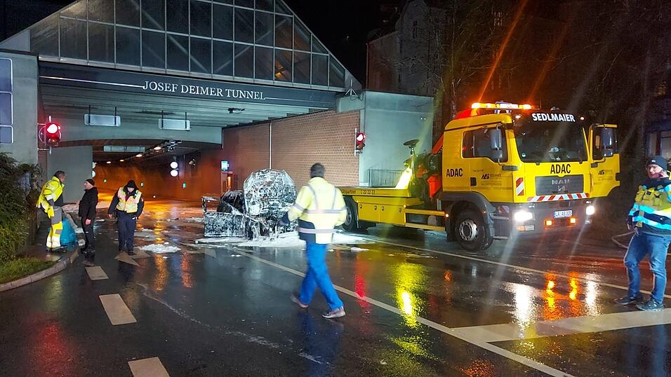 Gegen 18.30 Uhr trifft ein Abschleppwagen ein.