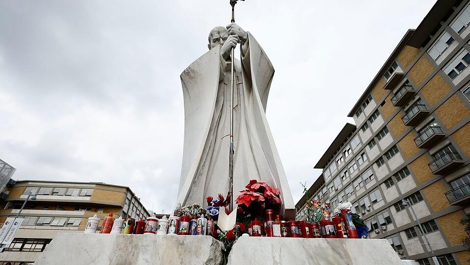 Eine Statue vor dem Krankenhaus erinnert an Papst Johannes Paul II.
