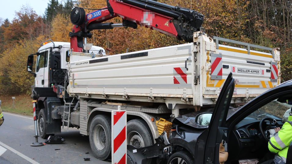 Am Mittwochnachmittag kam es auf der B20 bei Kothmaißling zu einem Unfall. Am Mittwochnachmittag kam es auf der B20 bei Kothmaißling zu einem Unfall.