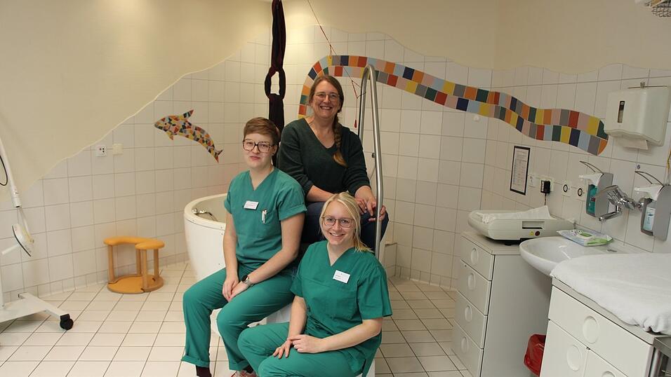 In diesem Kreißsaal helfen die Chamer Hebammen Bettina Armansperg (M.) und Josepha Schreiner (l.) sowie die Hebammenkunde-Studentin Julia Meiler dabei, Babys zur Welt zu bringen. Sie machen ihren Beruf gerne. Doch dass sich nun Einiges in ihrer Bezahlung ändert, stellt sie vor Herausforderungen. In diesem Kreißsaal helfen die Chamer Hebammen Bettina Armansperg (M.) und Josepha Schreiner (l.) sowie die Hebammenkunde-Studentin Julia Meiler dabei, Babys zur Welt zu bringen. Sie machen ihren Beruf gerne. Doch dass sich nun Einiges in ihrer Bezahlung ändert, stellt sie vor Herausforderungen.