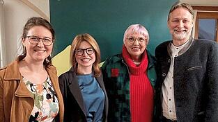 Landratskandidatin Franziska Schmidt, MdB Marlene Schönberger, MdB Claudia Roth und Hans-Jürgen Withopf (Bürgermeisterkandidat für die Grünen in Adlkofen). Landratskandidatin Franziska Schmidt, MdB Marlene Schönberger, MdB Claudia Roth und Hans-Jürgen Withopf (Bürgermeisterkandidat für die Grünen in Adlkofen).