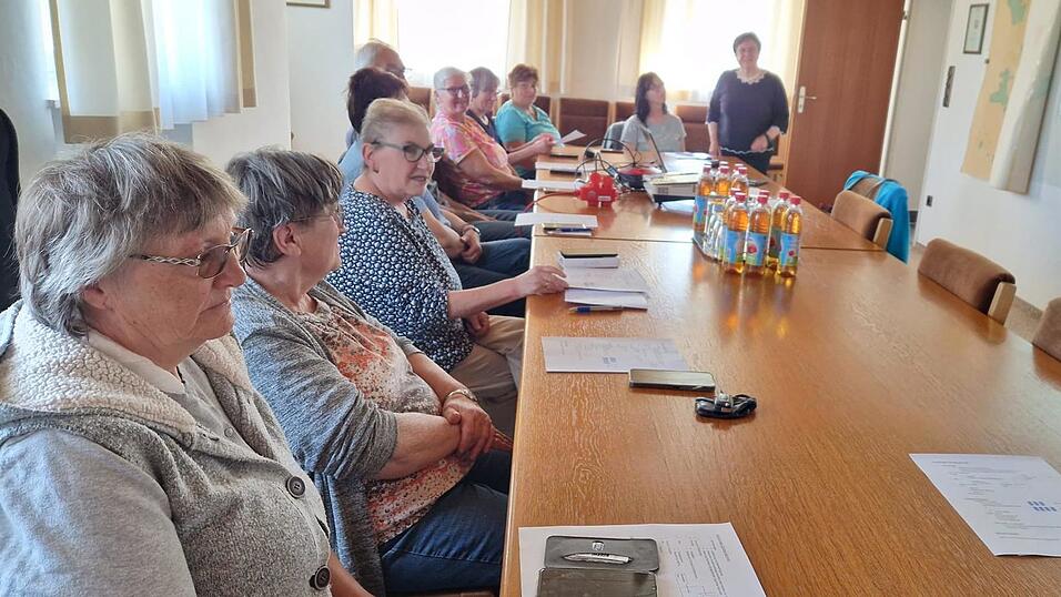 Die Gruppe der Senioren beim Smartphone-Kurs. Die Gruppe der Senioren beim Smartphone-Kurs.