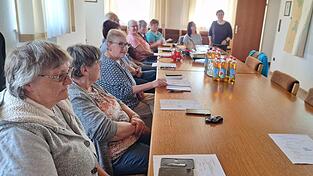 Die Gruppe der Senioren beim Smartphone-Kurs.