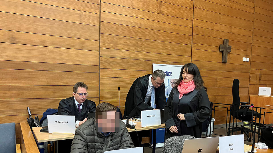 Seine Eltern haben sie engagiert: Sebastian T. und Rechtsanwältin Regina Rick, die die beiden Pflichtverteidiger unterstützt. Seine Eltern haben sie engagiert: Sebastian T. und Rechtsanwältin Regina Rick, die die beiden Pflichtverteidiger unterstützt.