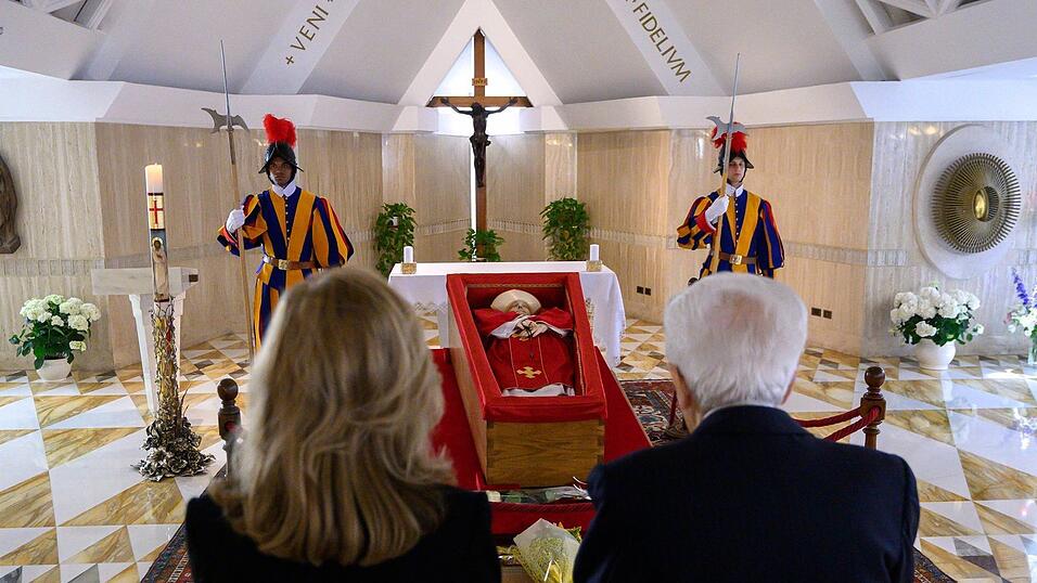 Italiens Staatspräsident Sergio Mattarella und seine Tochter Laura beten vor dem Leichnahm von Papst Franziskus. Italiens Staatspräsident Sergio Mattarella und seine Tochter Laura beten vor dem Leichnahm von Papst Franziskus.