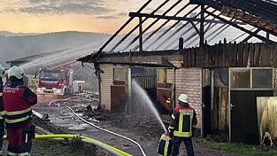 Stundenlang waren die Feuerwehrleute im Einsatz, um den Brand zu löschen.