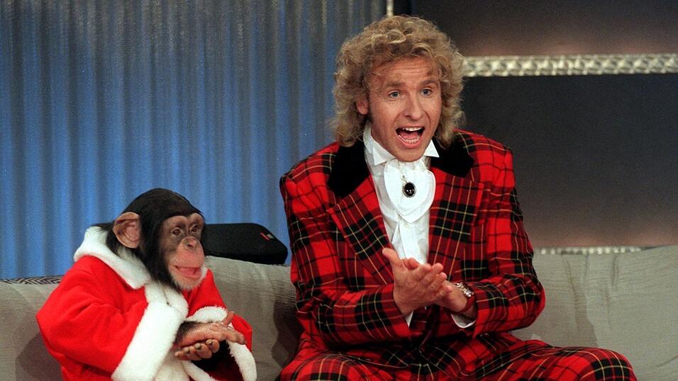 Der Schimpanse Charly 1996 auf der Couch neben Thomas Gottschalk. Der Schimpanse Charly 1996 auf der Couch neben Thomas Gottschalk.