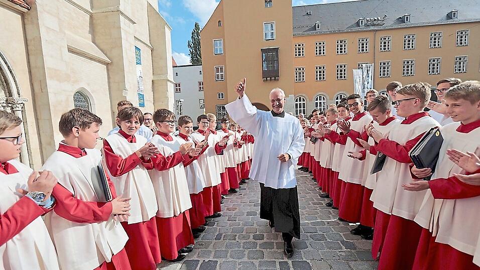 Die Domspatzen bildeten nach dem Abschiedsgottesdienst ein Spalier für ihren Chef Roland Büchner. Die Domspatzen bildeten nach dem Abschiedsgottesdienst ein Spalier für ihren Chef Roland Büchner.