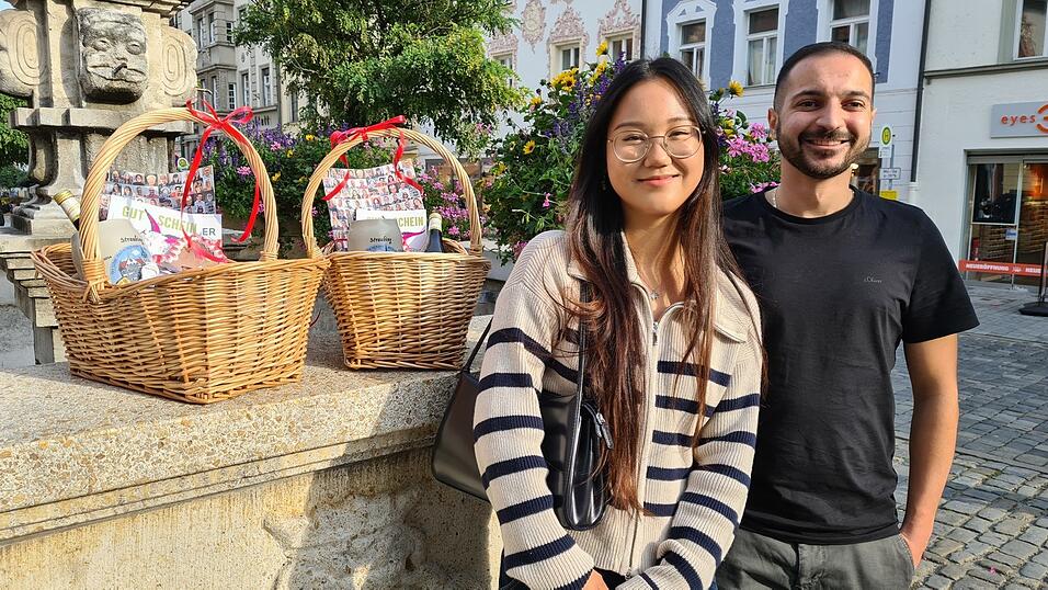 Lara und Giovanni durften sich als Miss und Mister Single-Couch 2024 jeweils über einen gut gefüllten Geschenkkorb freuen. Lara und Giovanni durften sich als Miss und Mister Single-Couch 2024 jeweils über einen gut gefüllten Geschenkkorb freuen.