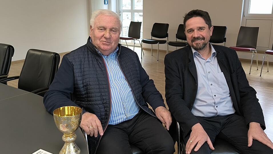 Altbürgermeister Manfred Krä (links) und Bürgermeister Adalbert Hösl sind stolz auf die Gemeindegeschichte - und auf ihr Exemplar des Tassilo-Kelchs. Altbürgermeister Manfred Krä (links) und Bürgermeister Adalbert Hösl sind stolz auf die Gemeindegeschichte - und auf ihr Exemplar des Tassilo-Kelchs.