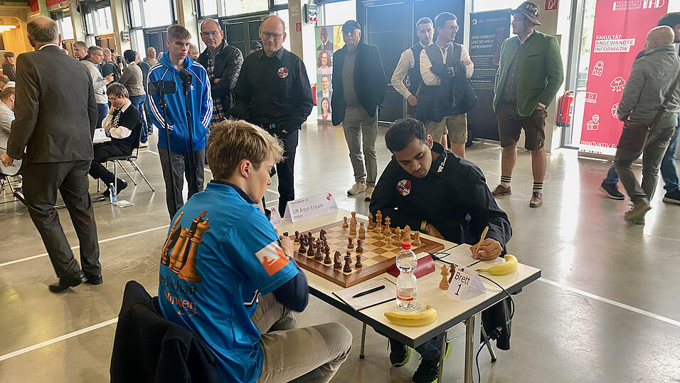 Der Inder Arjun Erigaisi (rechts) steht auf Platz vier der Rangliste der derzeit besten Spieler der Welt.