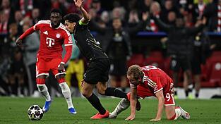 Alphonso Davies (l), hier noch in Aktion gegen Paris, f&auml;llt erneut verletzt aus.