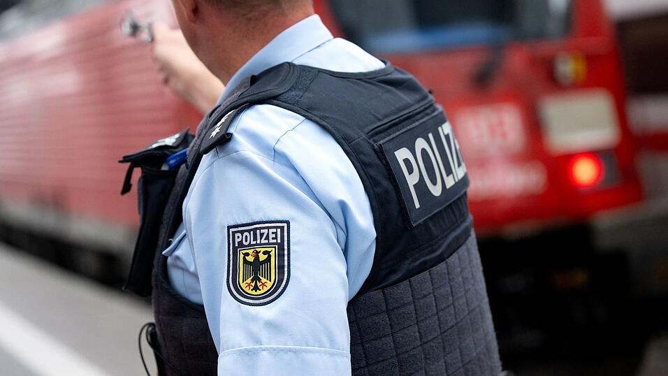 Die Bundespolizei nimmt den Mann fest. (Symbolbild)