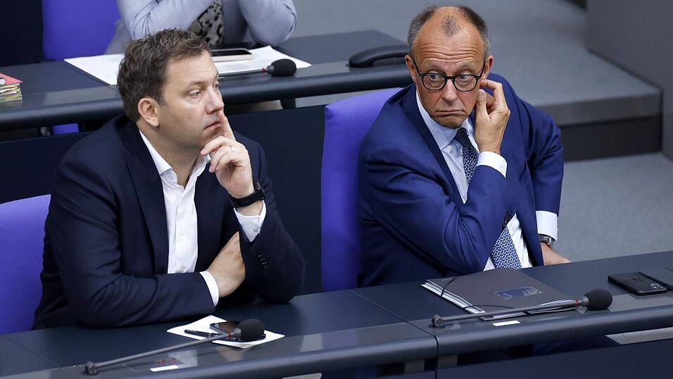 Bundesfinanzminister Lars Klingbeil (SPD, l.) und Bundeskanzler Friedrich Merz (CDU) sind sich in der Frage nach der Finanzierung des Sozialstaates uneins.