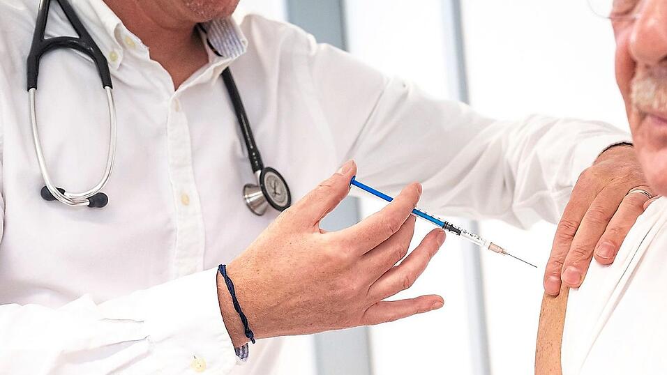 Die &bdquo;Finanzspritze&ldquo; in H&ouml;he von bis zu 112.500 Euro f&uuml;r die &Uuml;bernahme einer bestehenden Hausarztpraxis hat bislang noch nicht angeschlagen. Stattdessen steht die Kassen&auml;rztliche Vereinigung mit Medizinern in Kontakt, die sich f&uuml;r eine Anstellung als angestellter Arzt in der geplanten KVB-Eigeneinrichtung interessieren.