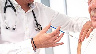 Die &bdquo;Finanzspritze&ldquo; in H&ouml;he von bis zu 112.500 Euro f&uuml;r die &Uuml;bernahme einer bestehenden Hausarztpraxis hat bislang noch nicht angeschlagen. Stattdessen steht die Kassen&auml;rztliche Vereinigung mit Medizinern in Kontakt, die sich f&uuml;r eine Anstellung als angestellter Arzt in der geplanten KVB-Eigeneinrichtung interessieren.