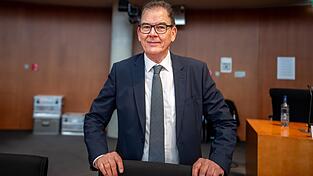 Gerd Müller kennt die Weltlage und meint: Eine Win-Win-Situation für Deutschland und Entwicklungsländer ist möglich. Gerd Müller kennt die Weltlage und meint: Eine Win-Win-Situation für Deutschland und Entwicklungsländer ist möglich.