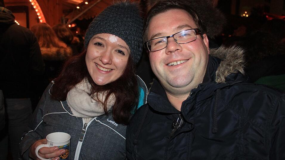 Seit einigen Jahren gehört auch die Weihnachtspyramide am Bischof-Sailer-Platz zur festen Institution zur Weihnachtszeit in Landshut, und ist vor allem bei der jüngeren Generation sehr beliebt. Seit einigen Jahren gehört auch die Weihnachtspyramide am Bischof-Sailer-Platz zur festen Institution zur Weihnachtszeit in Landshut, und ist vor allem bei der jüngeren Generation sehr beliebt.