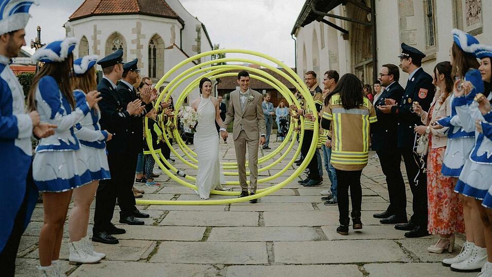 Die Freiwilligen Feuerwehren aus Loibling-Katzbach und Chamm&uuml;nster, die Faschingsgesellschaft Chamm&uuml;nster sowie die Chorgemeinschaft Cham gratulieren den Frischverm&auml;hlten.