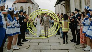 Die Freiwilligen Feuerwehren aus Loibling-Katzbach und Chamm&uuml;nster, die Faschingsgesellschaft Chamm&uuml;nster sowie die Chorgemeinschaft Cham gratulieren den Frischverm&auml;hlten.