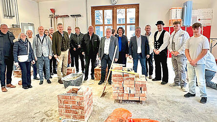 Vertreter von Schulen, der Bau-Branche und der lokalen Politik überzeugten sich vom Wert der Baubegegnungstage. Vertreter von Schulen, der Bau-Branche und der lokalen Politik überzeugten sich vom Wert der Baubegegnungstage.