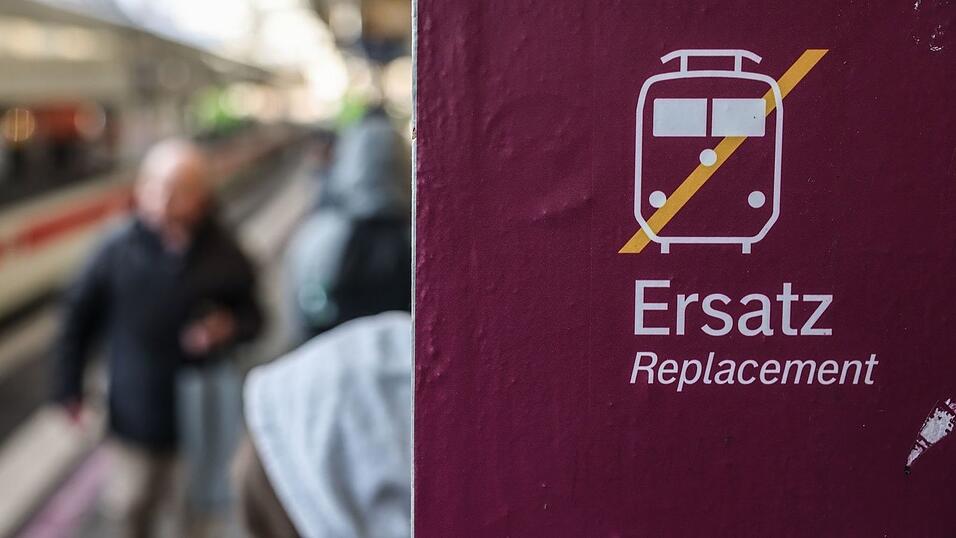 Mit den Ersatzbussen sind Reisende teilweise deutlich l&auml;nger unterwegs.