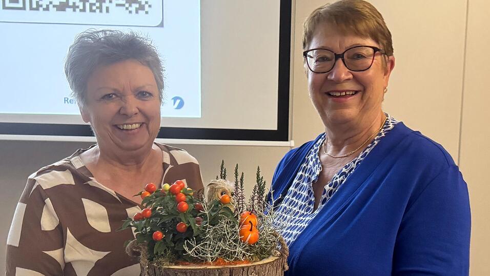 Die Vorsitzende des Frauenbund Landau, Silvia Gradwohldankte der Diplom- &Ouml;kotrophologin Eva Kirchberger f&uuml;r ihren Vortrag.