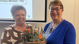 Die Vorsitzende des Frauenbund Landau, Silvia Gradwohldankte der Diplom- &Ouml;kotrophologin Eva Kirchberger f&uuml;r ihren Vortrag.