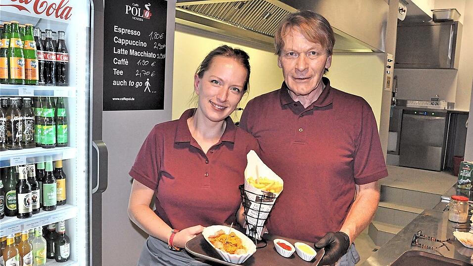 In Jasmin Kerns und Karl Webers Imbiss dreht sich seit Freitag alles um Currywurst, Käsekrainer und Bosna. In Jasmin Kerns und Karl Webers Imbiss dreht sich seit Freitag alles um Currywurst, Käsekrainer und Bosna.