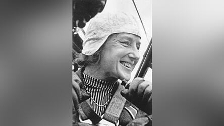 Melitta von Stauffenberg als Pilotin in einer Fliegerkanzel.