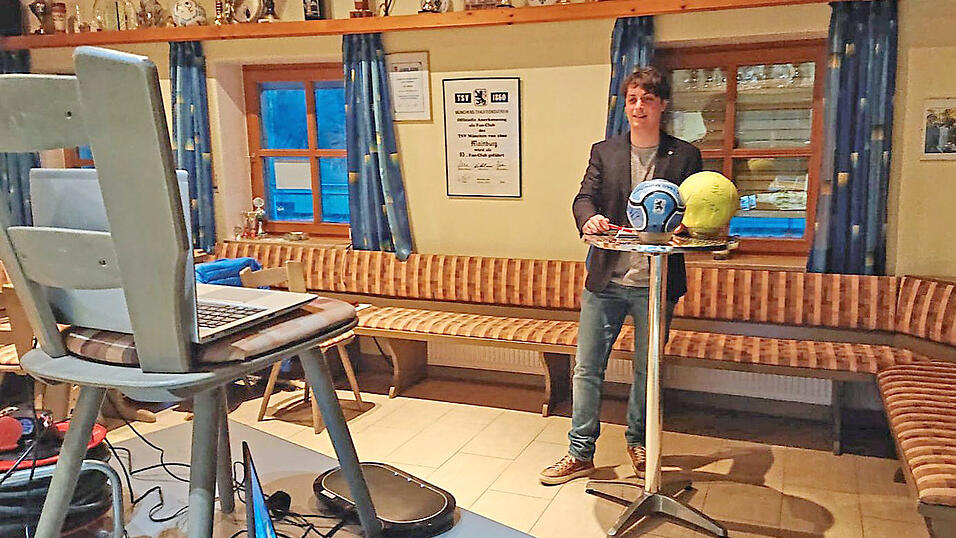 Virtuelle Jahreshauptversammlung: Sportclub-Vorsitzender Markus Schwertl, der im Amt best&auml;tigt wurde, allein im Vereinsheim vor dem Laptop.