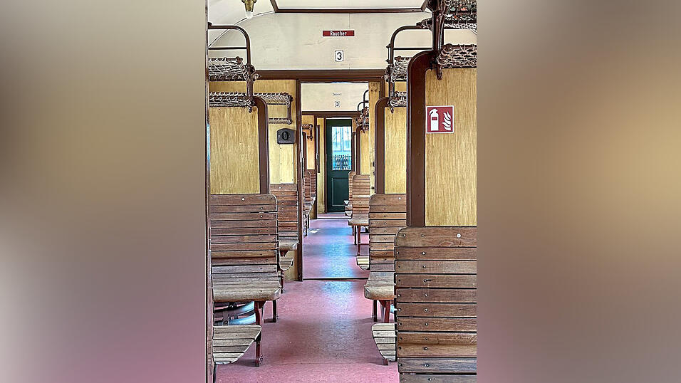 So sah ein Waggon der dritten Klasse vor knapp 100 Jahren aus.