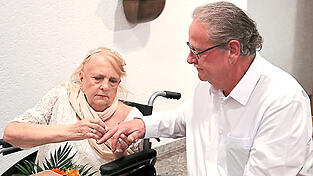 Als Zeichen ihrer Liebe steckten Erna und ihr Willi sich gegenseitig ihre Ehreringe an.